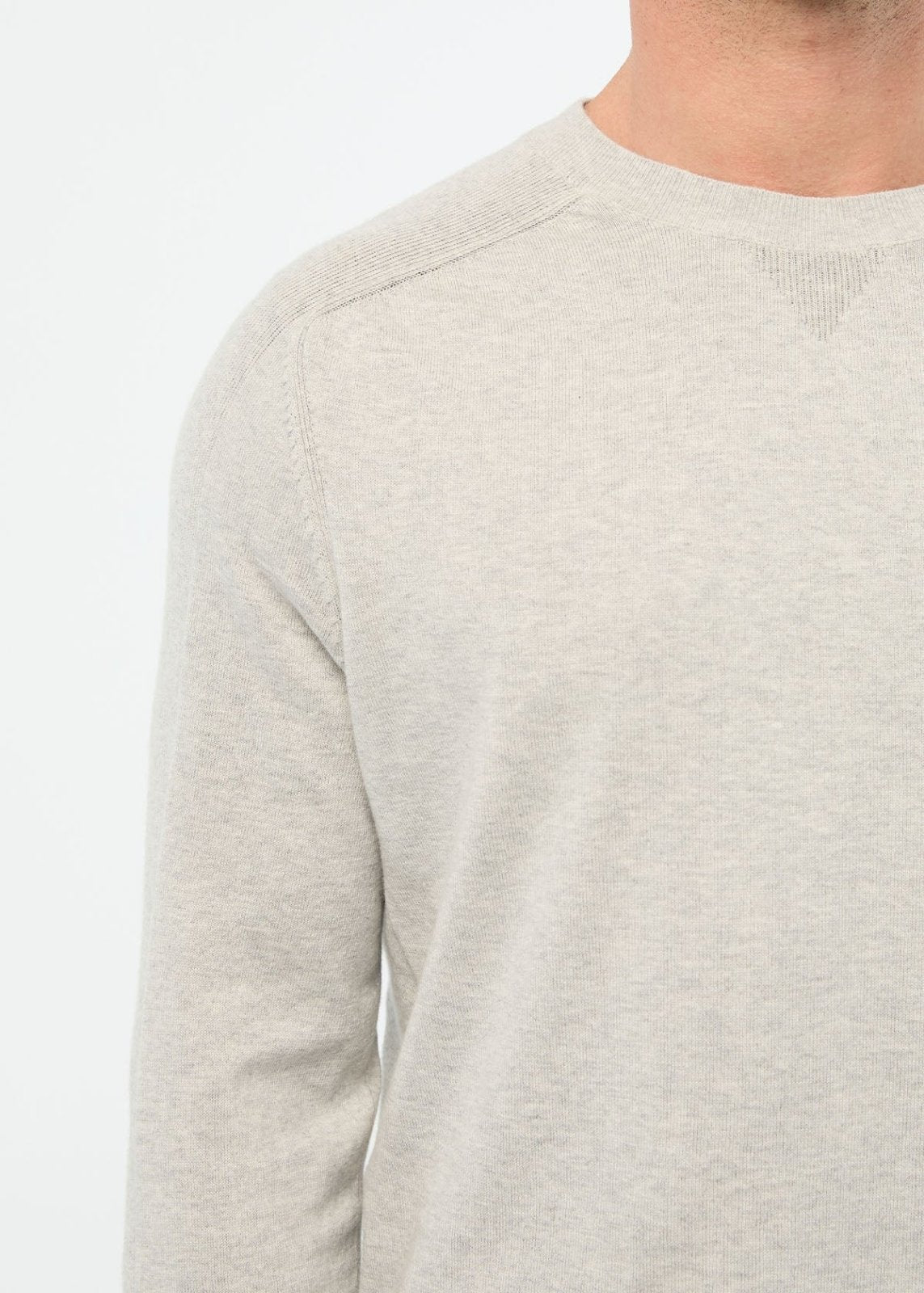 détail de l'épaule droite du pull « Easyknit Lite » à col rond « Earl Grey » pour homme