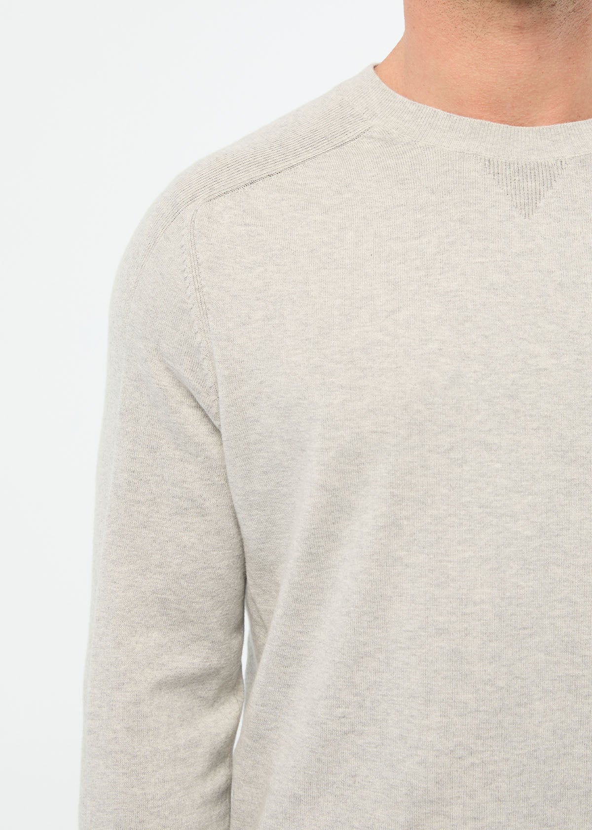 détail de l'épaule droite du pull « Easyknit Lite » à col rond « Earl Grey » pour homme