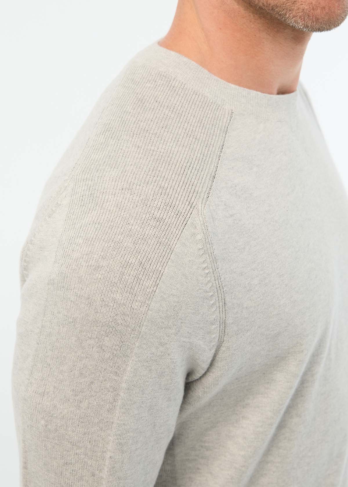 mens-easyknit-lite-col-rond-earl-grey : gros plan sur l'épaule droite
