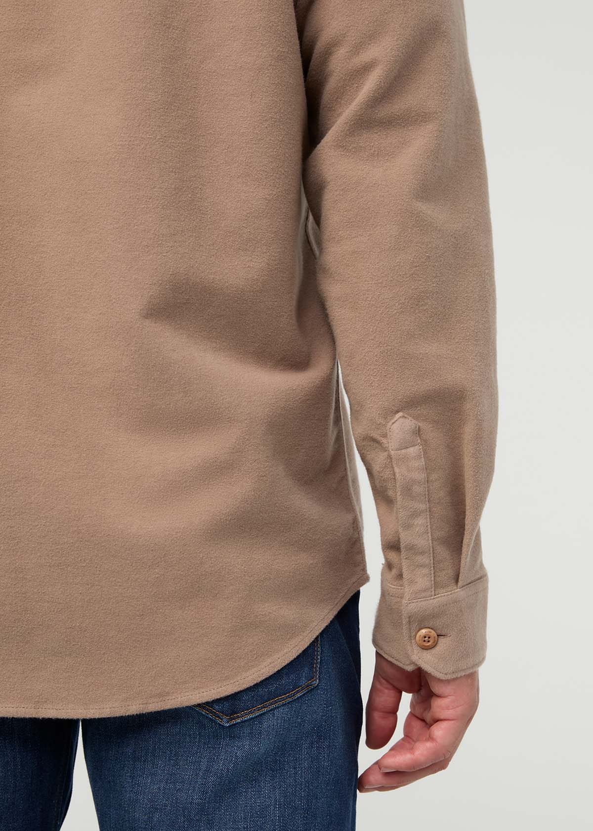 mens-no-sweat-moleskin-overshirt-desert-tan right side sleeve detail