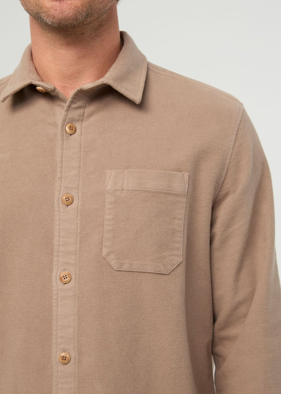 mens-no-sweat-moleskin-overshirt-desert-tan front pocket detail