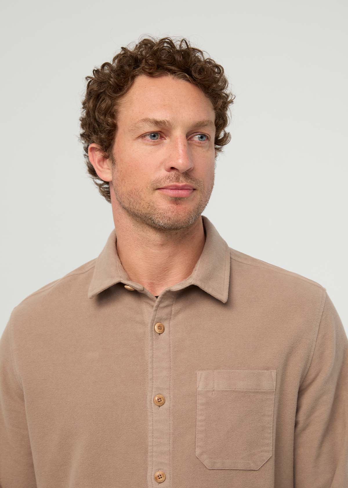 mens-no-sweat-moleskin-overshirt-desert-tan front collar detail