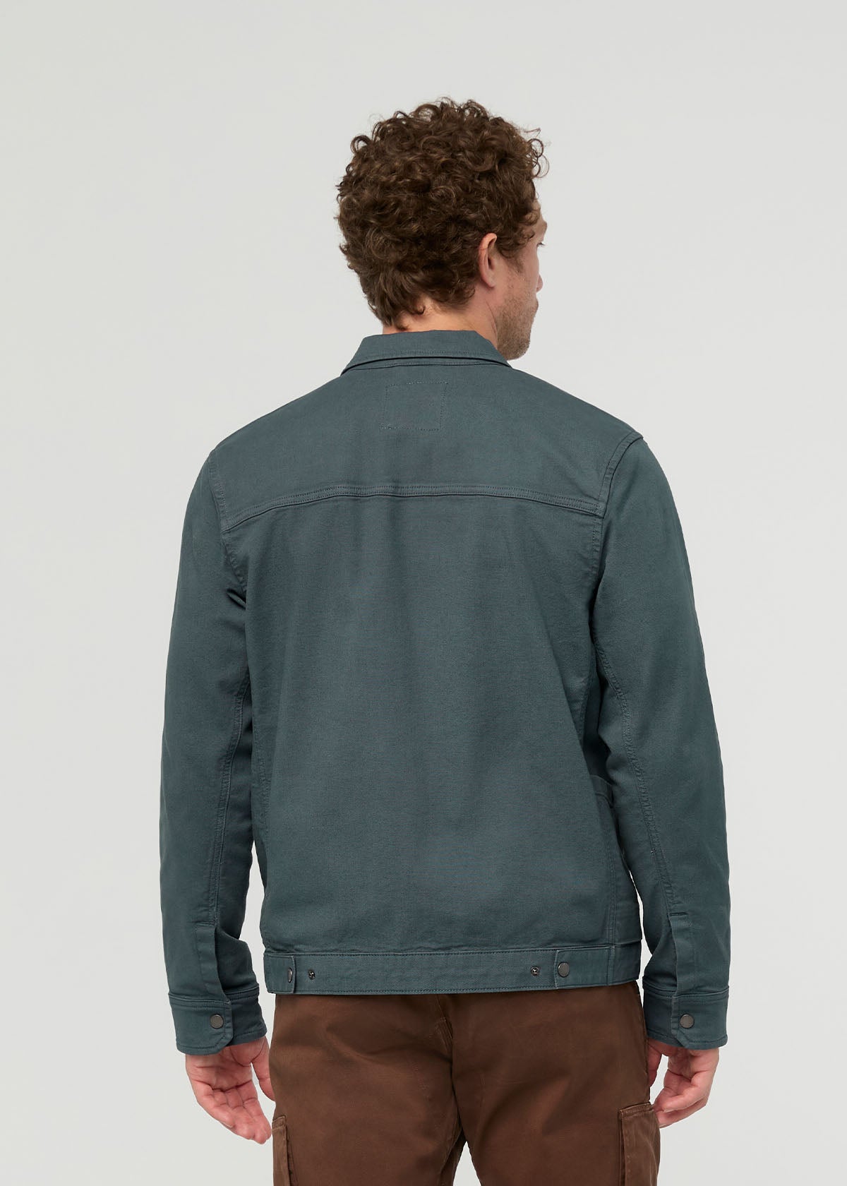 veste-utilitaire-en-toile-extensible-pour-homme-teinte-en-pièce-bleu-ardoise - dos
