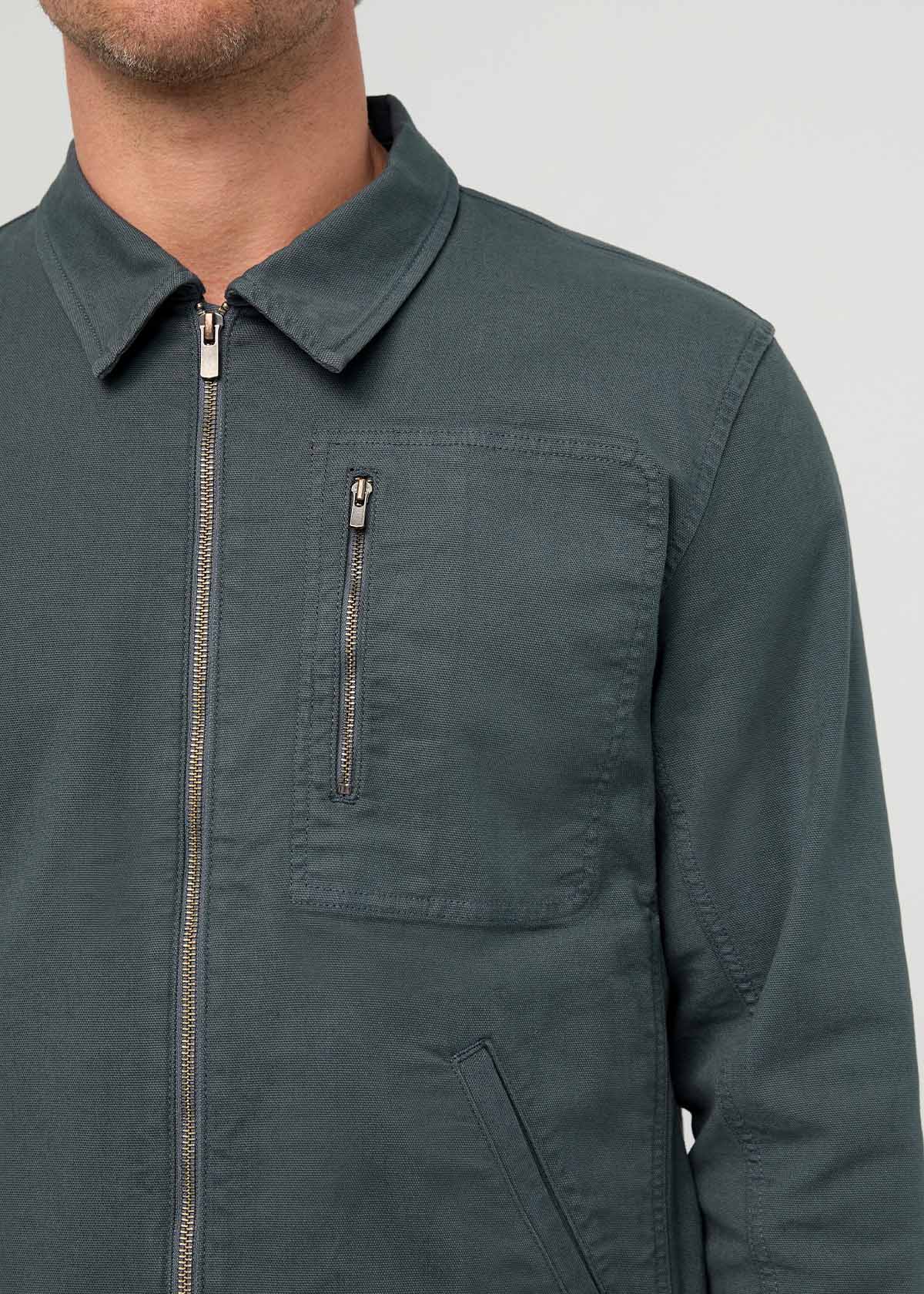 veste-utilitaire-en-toile-extensible-pour-homme-teinte-en-pièce-bleu-ardoise - détail de la poche avant