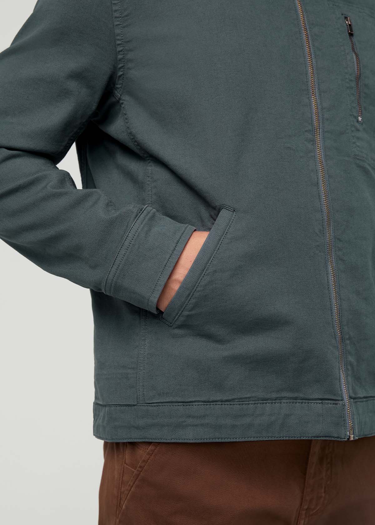 veste-utility-en-toile-extensible-pour-homme-teint-en-pièce-bleu-ardoise - détail de la poche avant droite