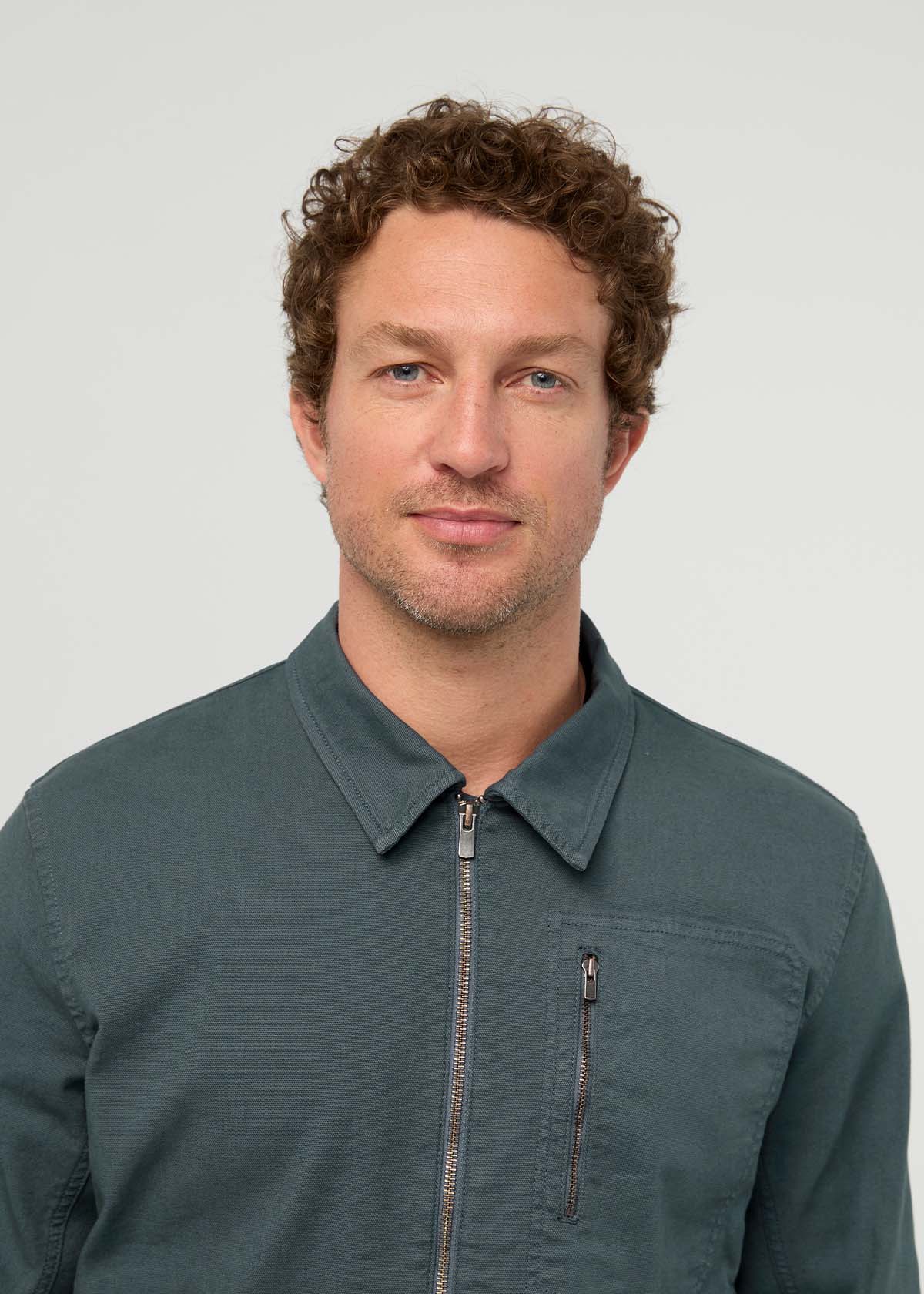 veste-utilitaire-pour-homme-en-toile-extensible-teinte-en-pièce-bleu-ardoise - détail du col à l'avant
