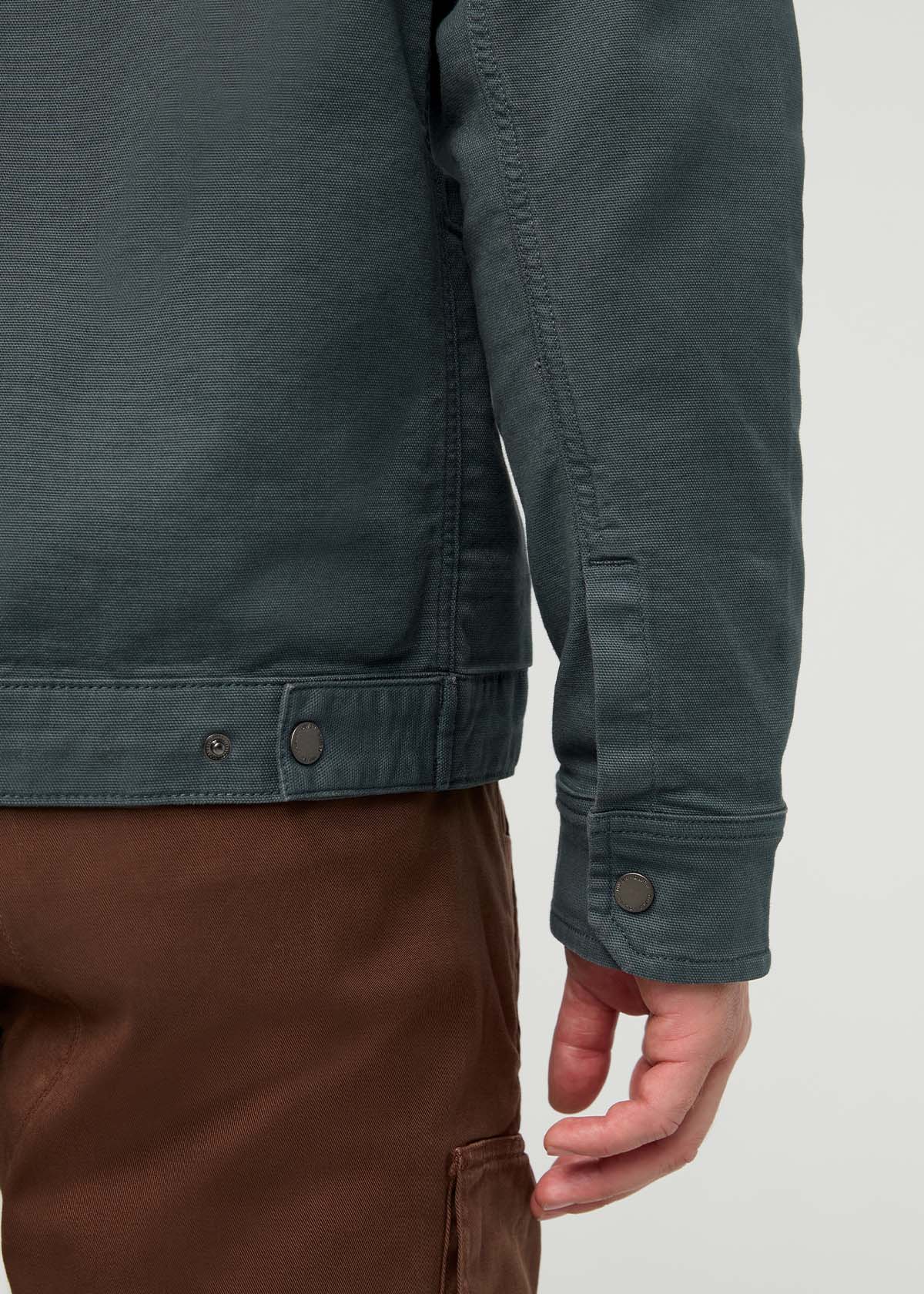 veste-utilitaire-en-toile-extensible-pour-homme-teinte-en-pièce-bleu-ardoise - détail de la manche droite