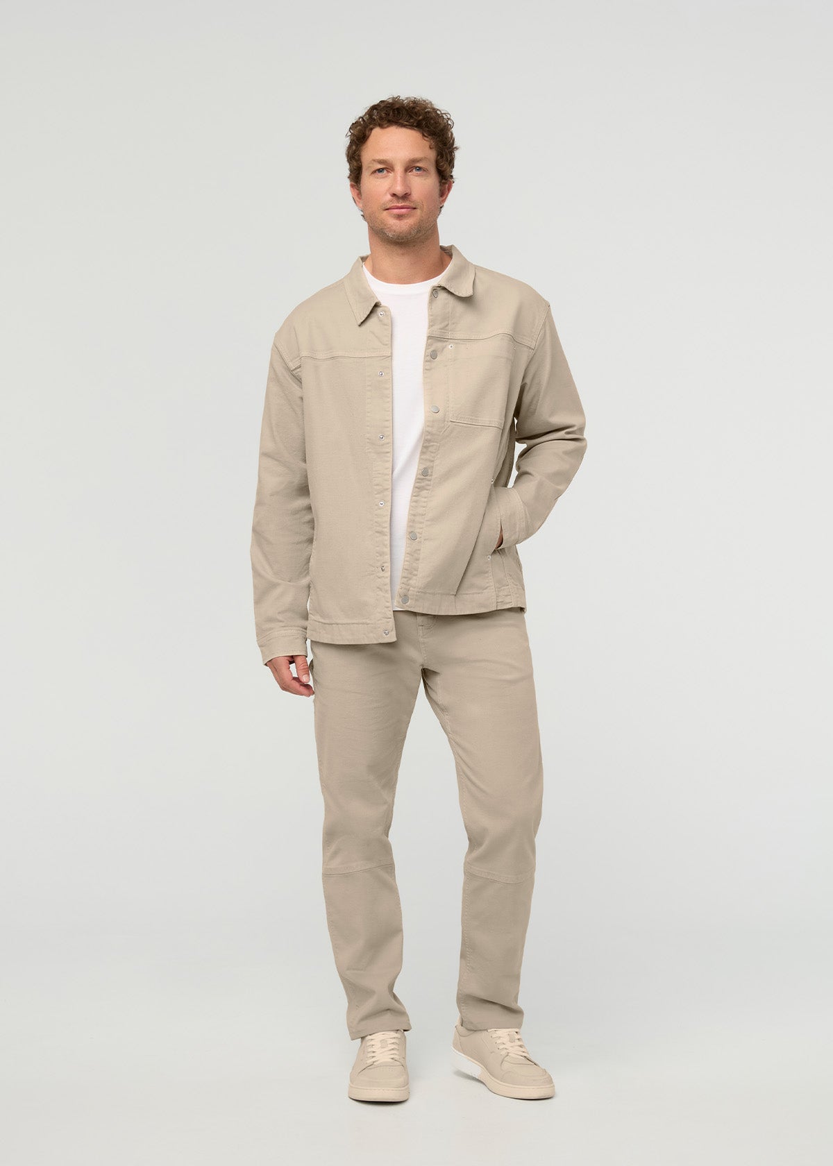 veste-de-travail-pour-homme-en-toile-extensible-teinte-en-pièce-couleur-sable - vue de face en pied