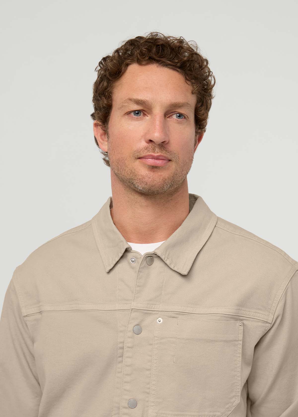 veste-de-travail-en-toile-extensible-pour-homme-teinte-en-pièce-couleur-sable - détail du col à l'avant