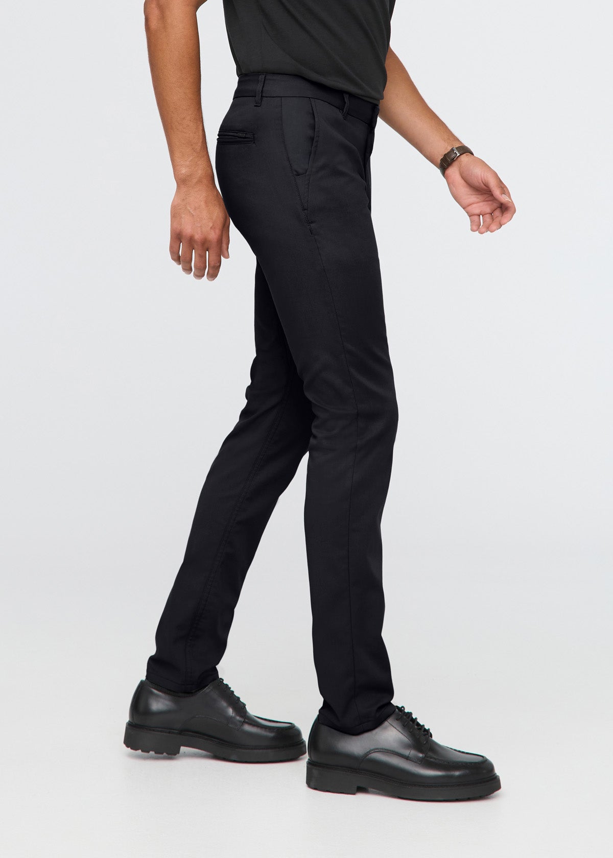 Vue de profil d'un pantalon stretch noir pour homme, coupe droite et ajustée