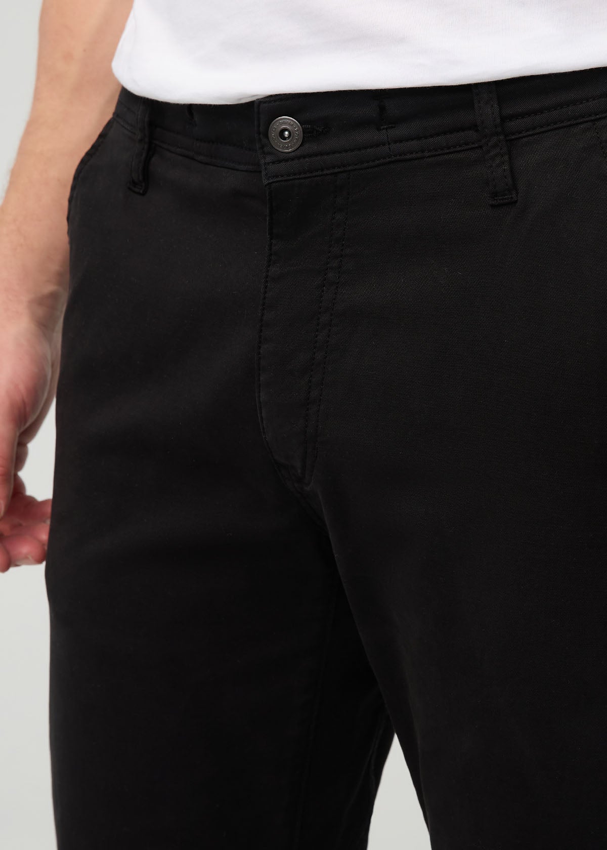 Men's Black Traveller Pant front zipper detail