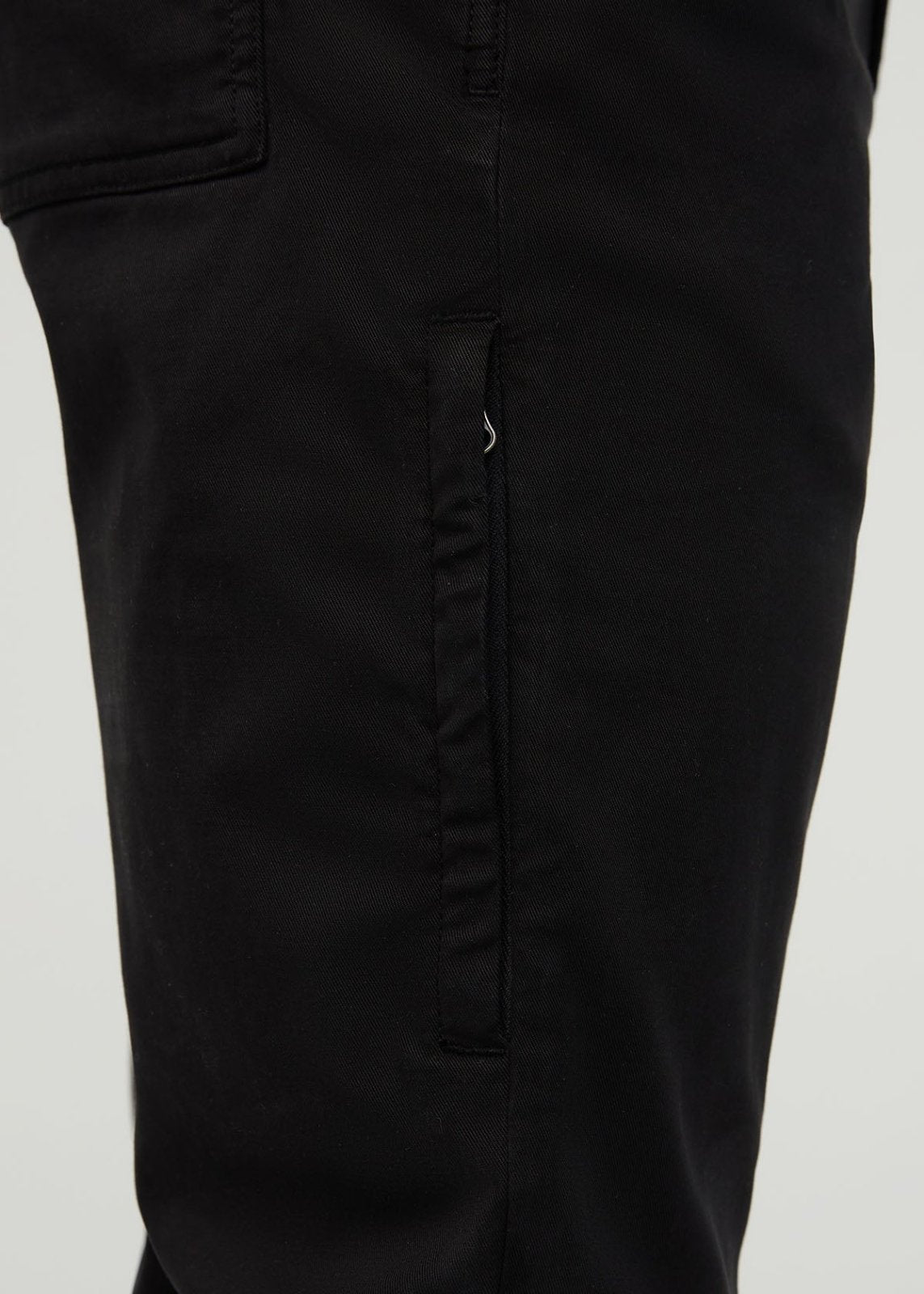Men's Black Traveller Pant right pant zipper detail