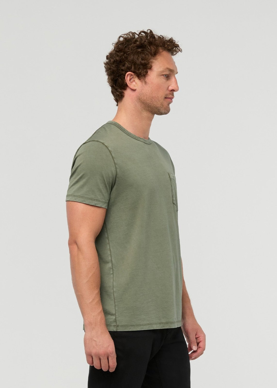 T-shirt pour homme en coton Pima, style « Washed Kelp », avec poche, vue de profil