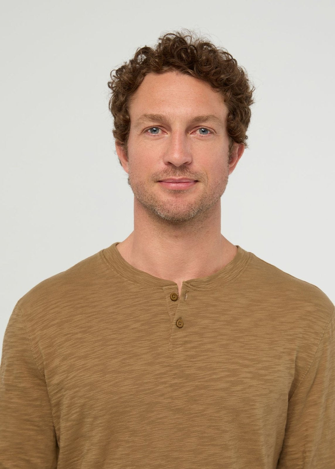 T-shirt Henley à manches longues en jersey slub d'épaisseur moyenne - Caramel