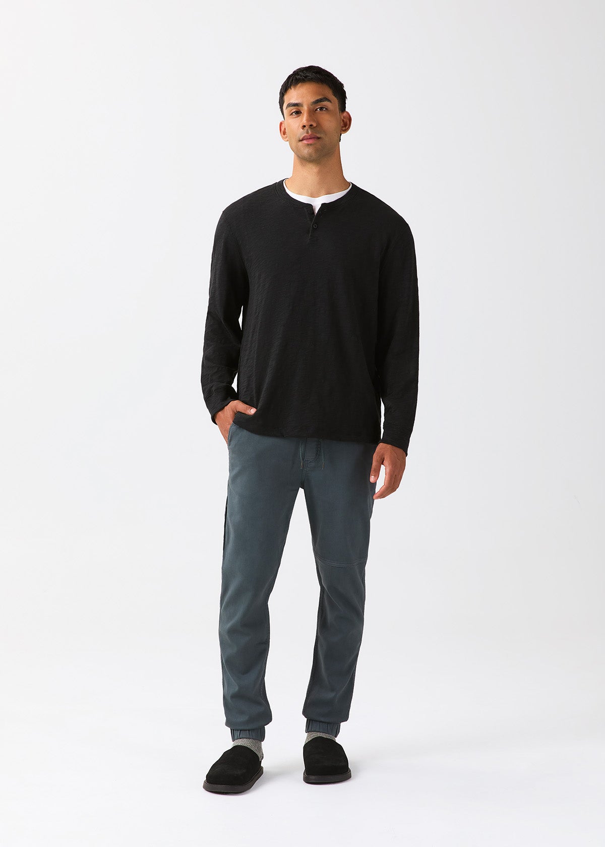 T-shirt Henley à manches longues en jersey slub d'épaisseur moyenne pour homme, noir – vue de face en pied