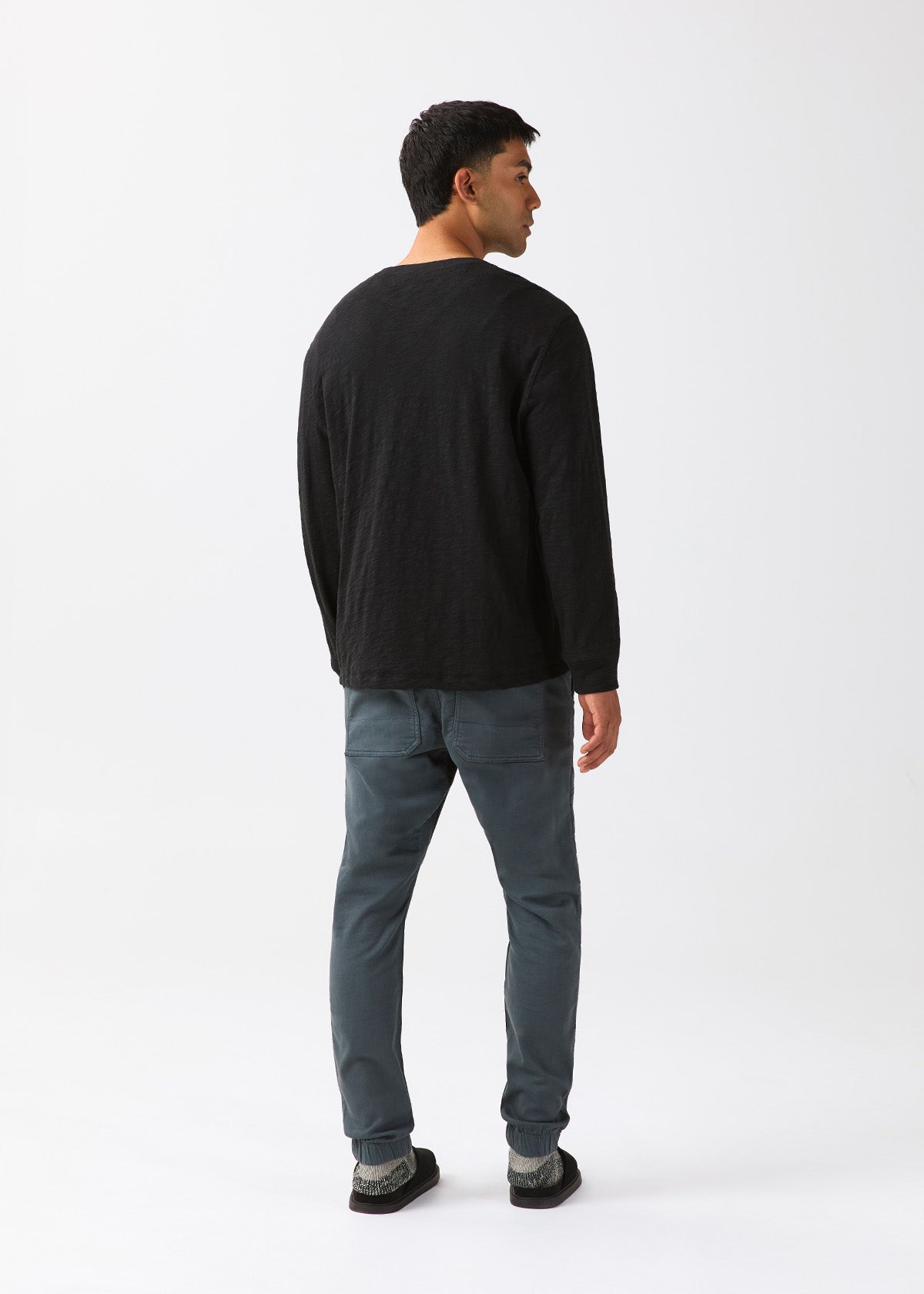 T-shirt Henley à manches longues en jersey slub d'épaisseur moyenne pour homme, noir – vue de dos en pied