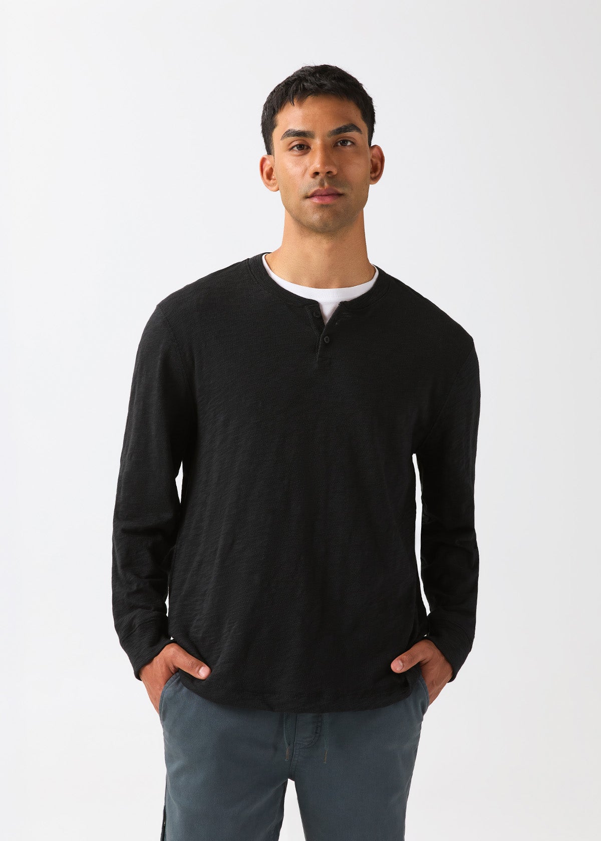 T-shirt Henley à manches longues en jersey slub d'épaisseur moyenne pour homme - noir (face avant)