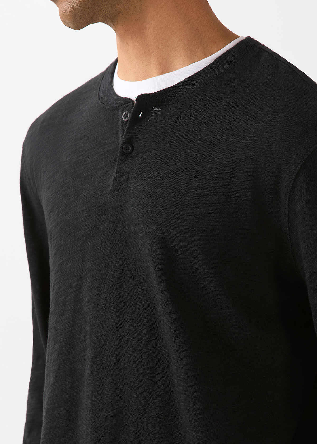 détail avant du t-shirt Henley à manches longues en jersey slub d'épaisseur moyenne pour homme, noir