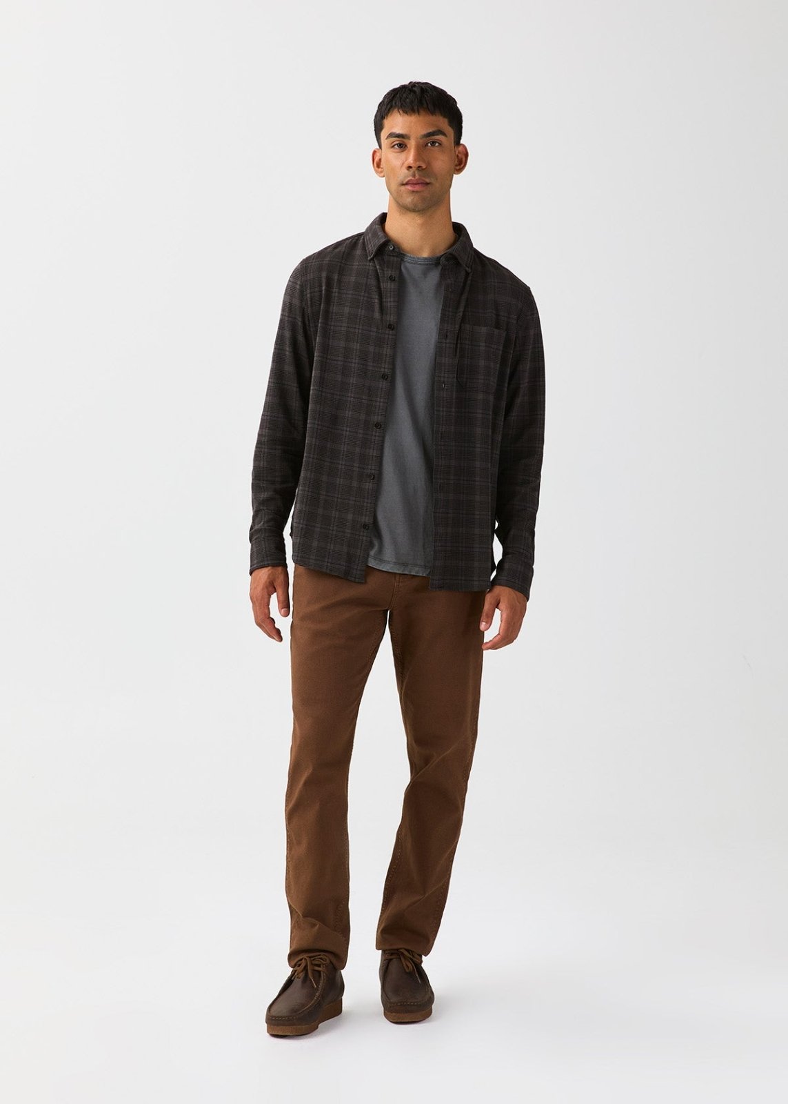 chemise-homme-performance-flanelle-légère-à-une-poche-carreaux-gris-anthracite - vue de face en pied