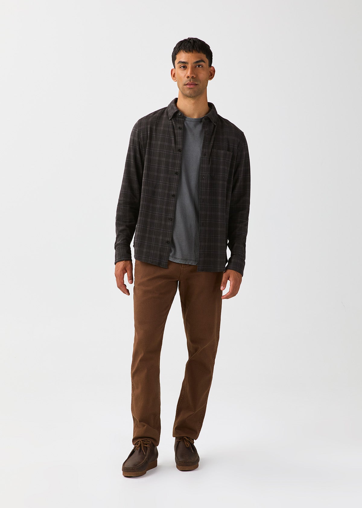 chemise-homme-performance-flanelle-légère-à-une-poche-carreaux-gris-anthracite - vue de face en pied