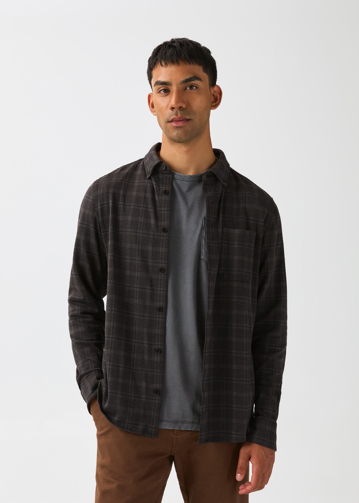 chemise-homme-performance-flanelle-légère-une-poche-carreaux-gris-charbon - face avant