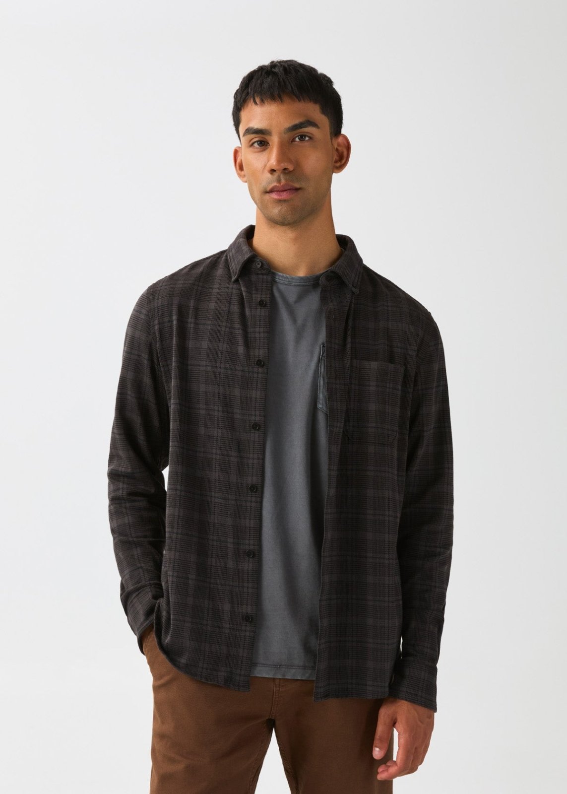 chemise-homme-performance-flanelle-légère-une-poche-carreaux-gris-charbon - face avant