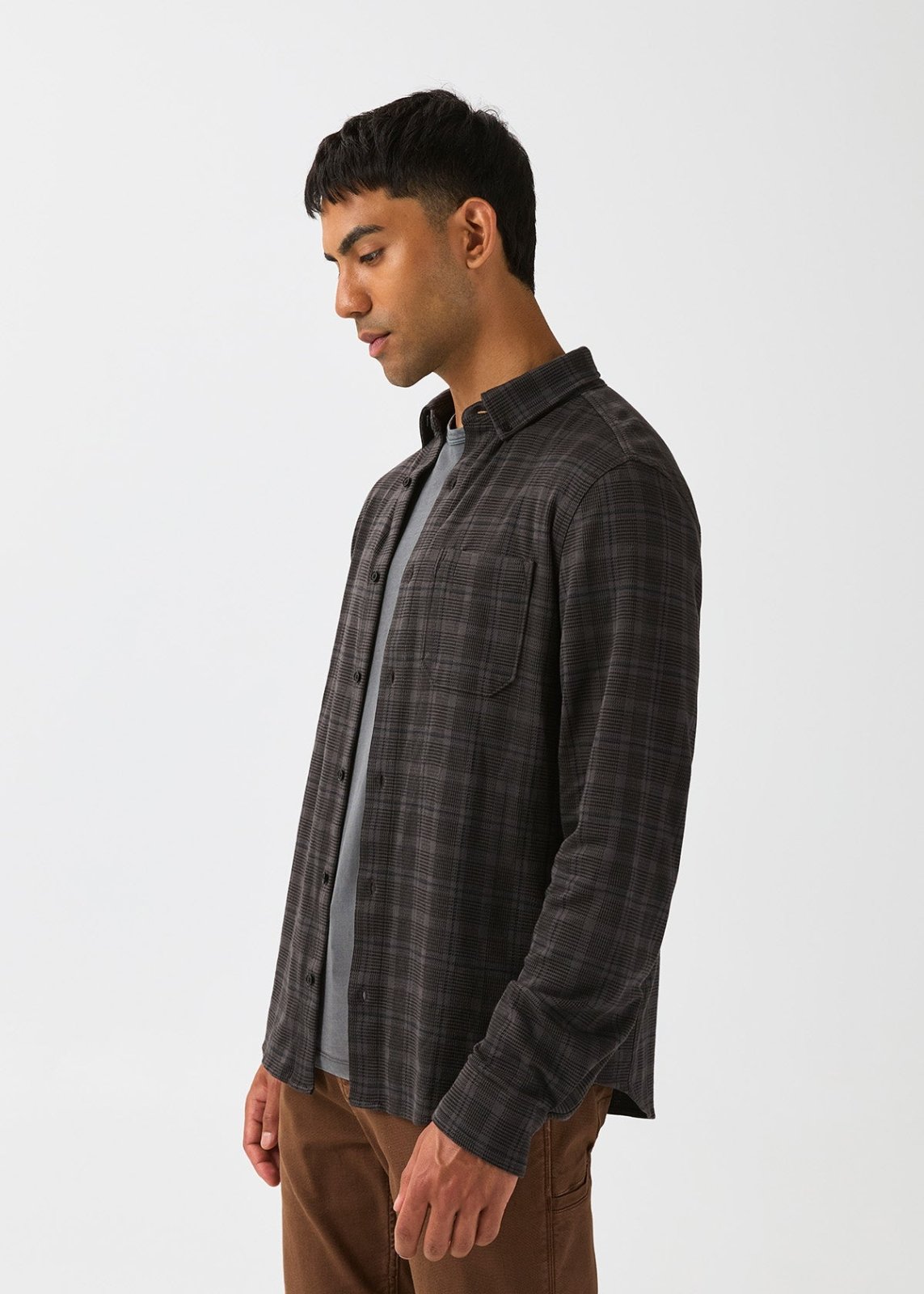 chemise-homme-performance-en-flanelle-légère-à-une-poche-carreaux-gris-charbon - côté