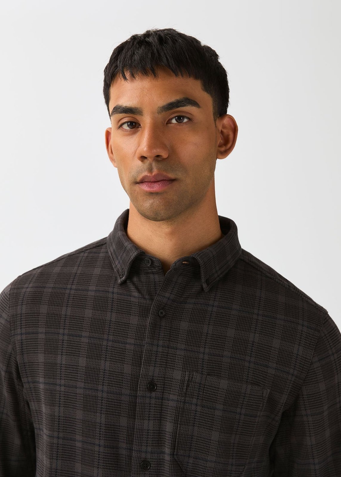 chemise-homme-performance-flanelle-légère-une-poche-carreaux-anthracite - gros plan sur un détail