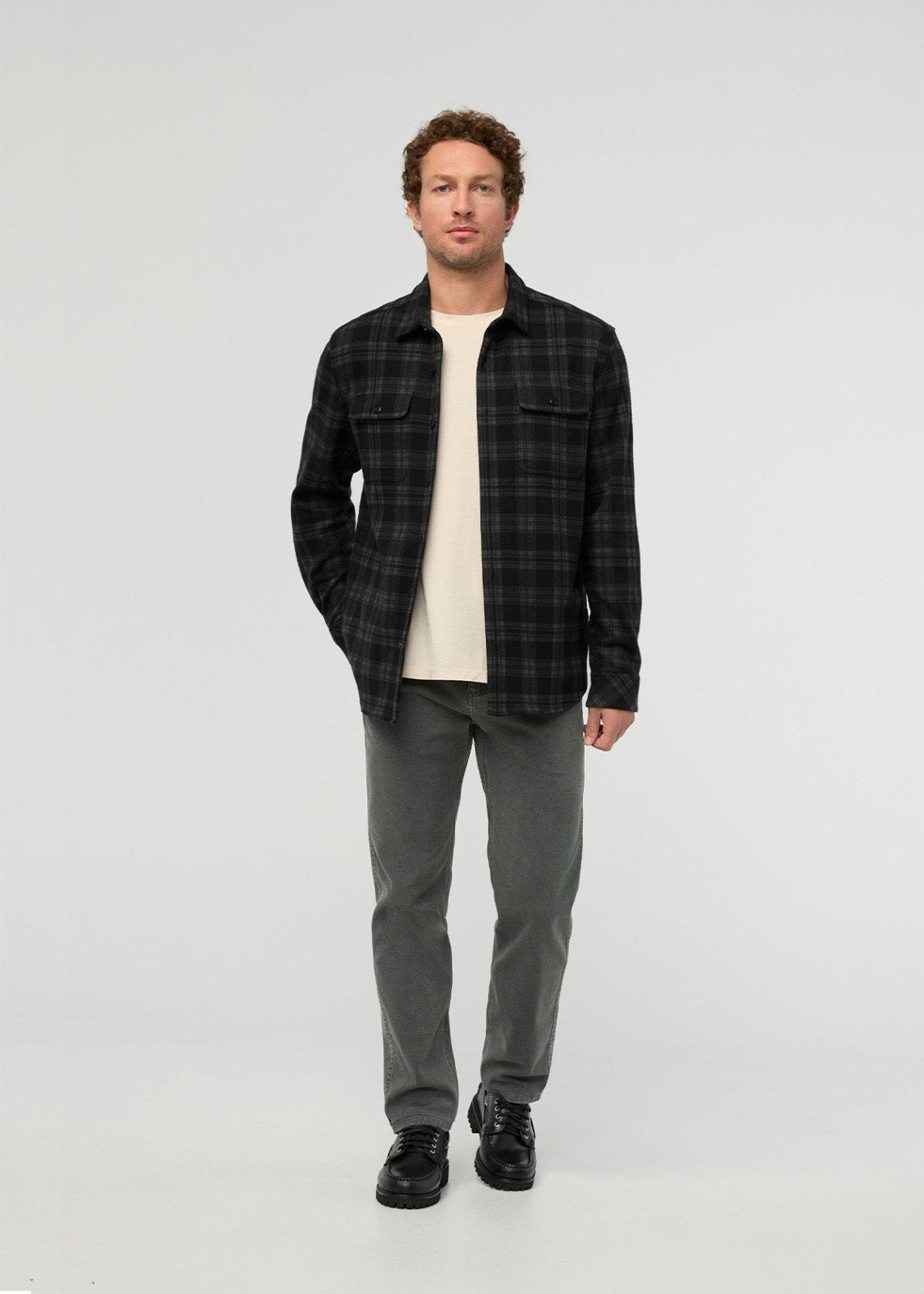 chemise-en-flanelle-pour-homme-performance-noire-à-carreaux - vue de face complète