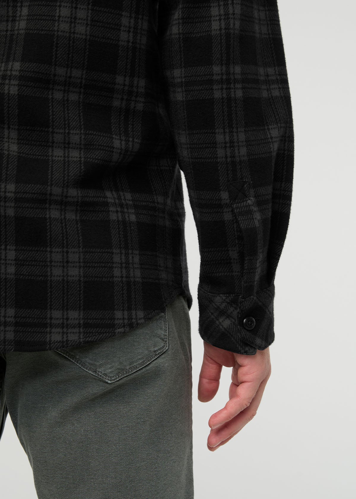 surchemise en flanelle pour homme, modèle Performance, à carreaux noirs – détail de la manche droite