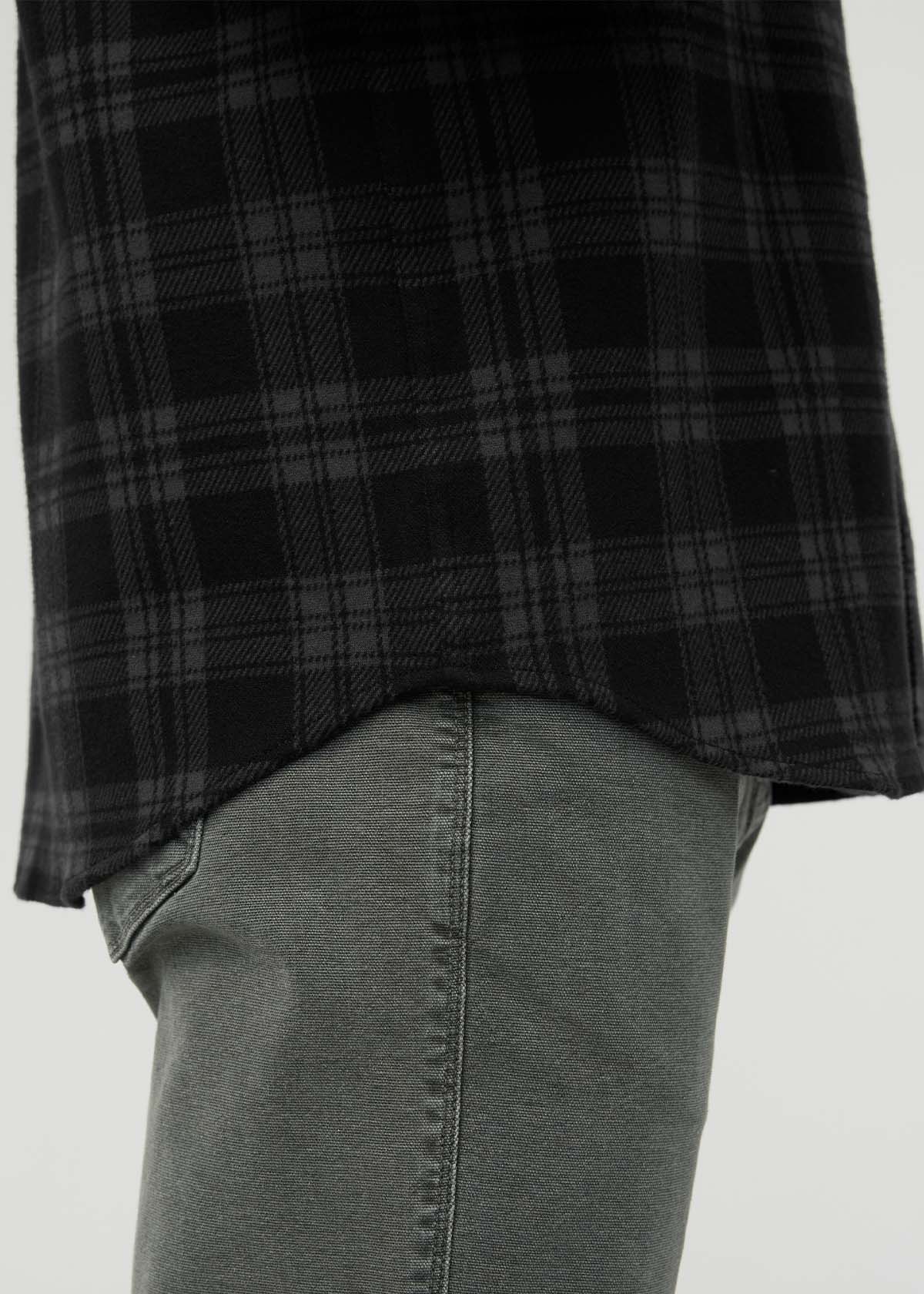 détail du côté droit de la surchemise en flanelle pour homme, à carreaux noirs