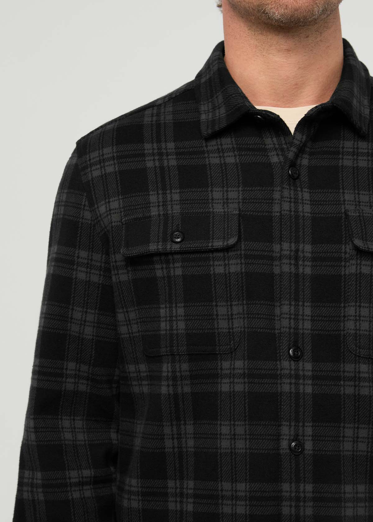 chemise-homme-performance-en-flanelle-noire-à-carreaux-avec-détail-sur-la-poche-avant