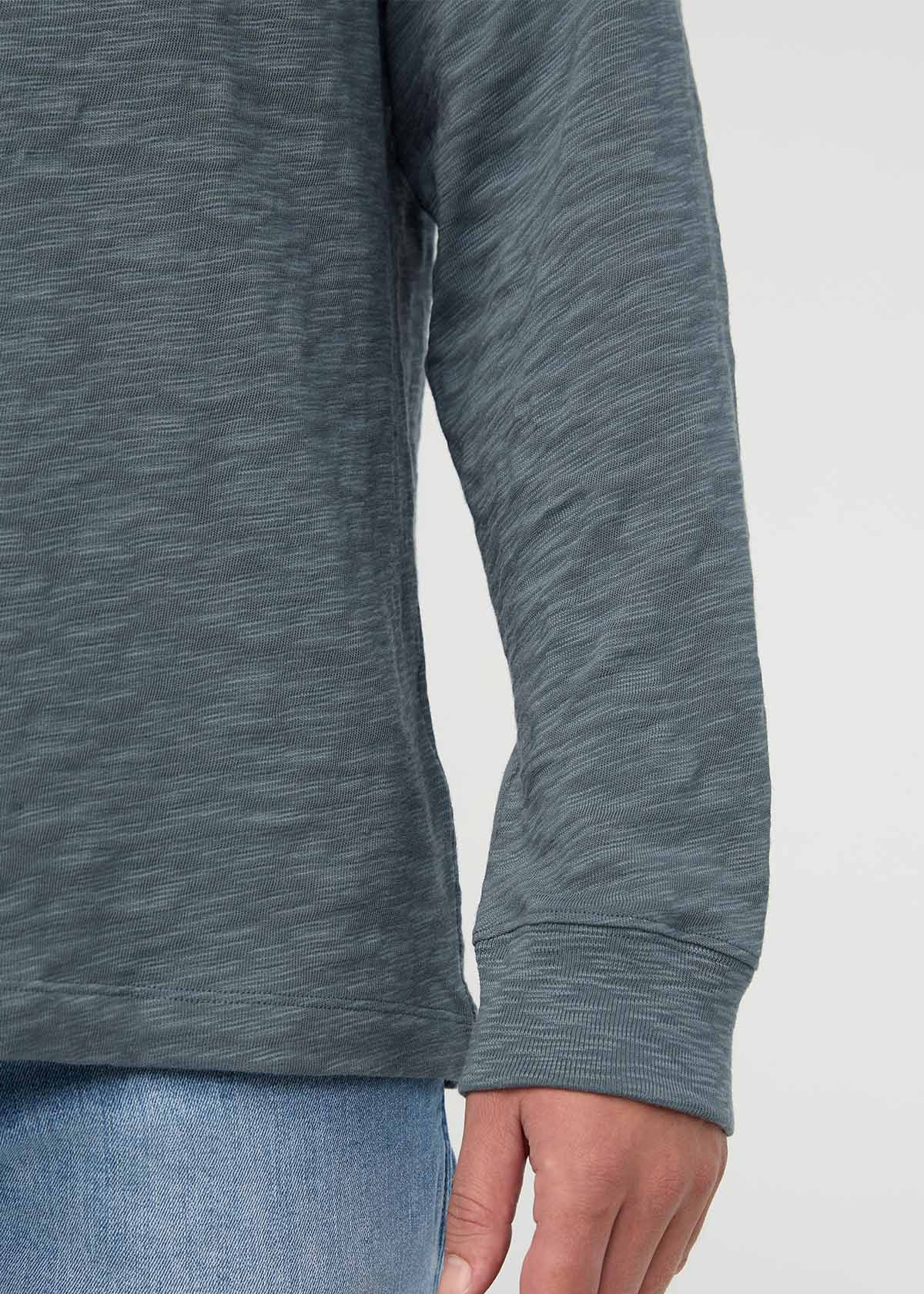 T-shirt Henley à manches longues en jersey slub d'épaisseur moyenne pour homme, bleu ardoise – manche gauche