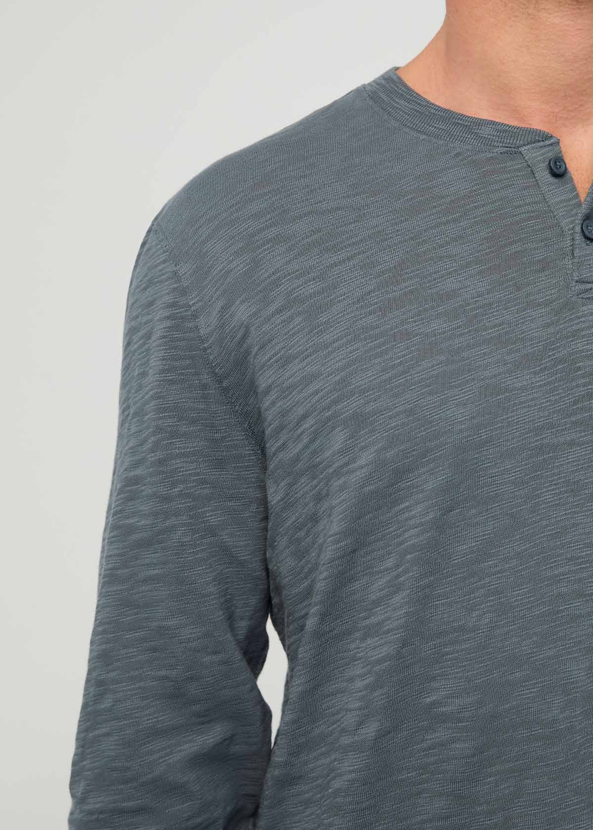 détail de l'épaule droite du t-shirt Henley à manches longues en jersey slub d'épaisseur moyenne pour homme, bleu ardoise
