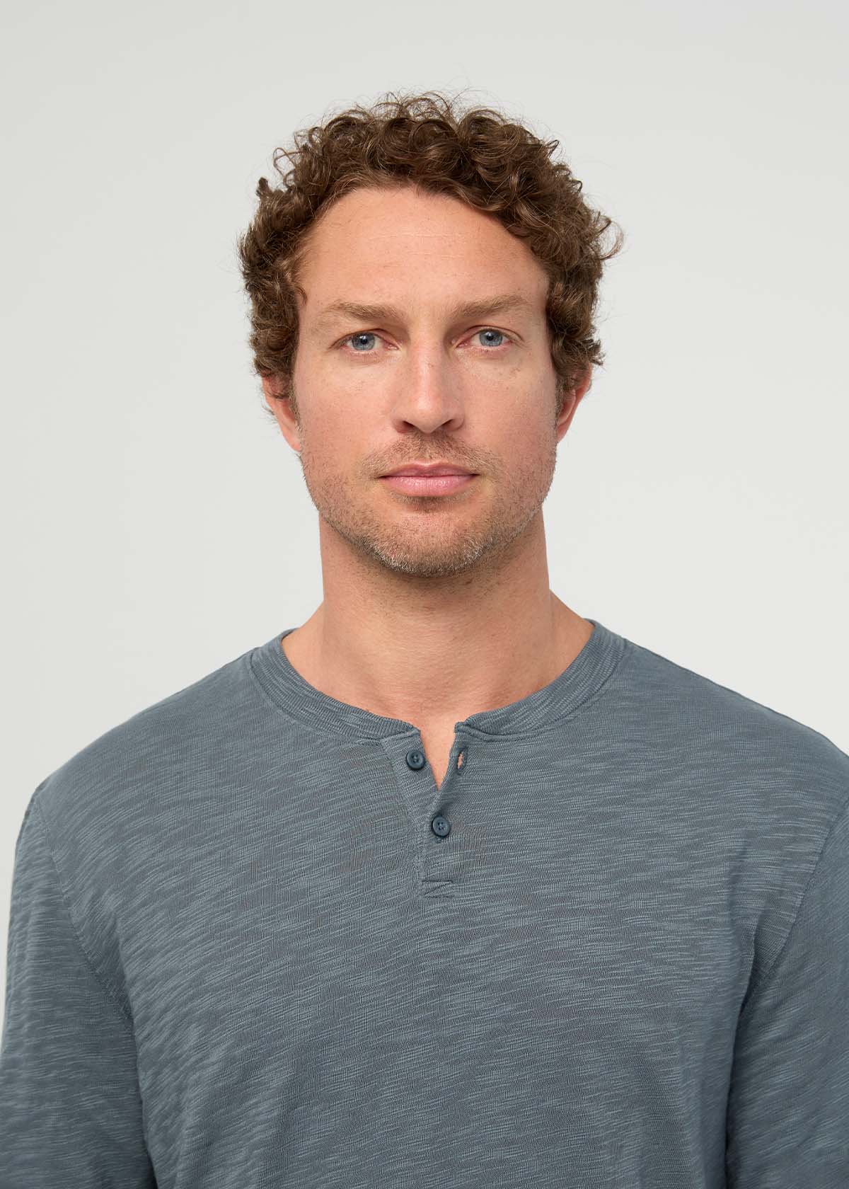 T-shirt Henley à manches longues en jersey slub d'épaisseur moyenne pour homme, bleu ardoise, avec détail sur le col à l'avant
