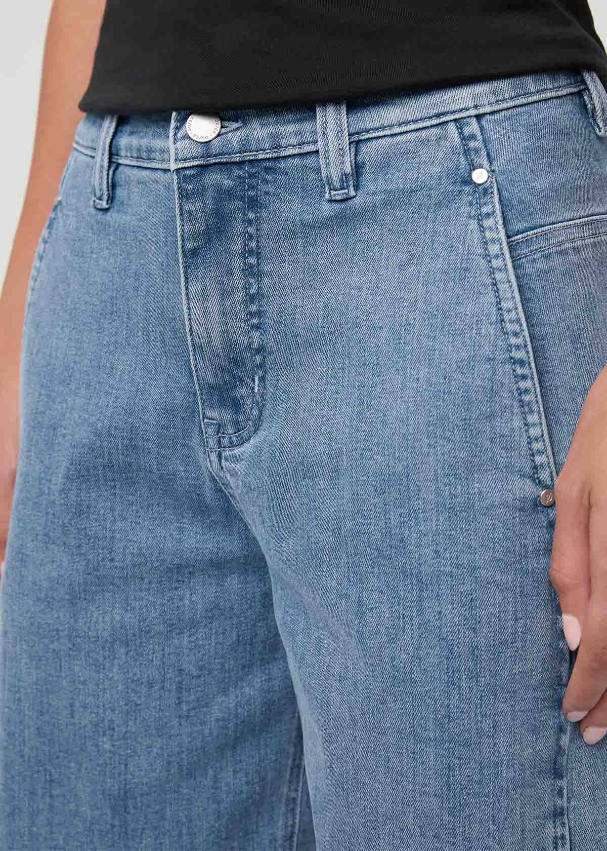 jean-performance-femme-taille-haute-coupe-cylindrique-couleur-pierre-claire - détail des poches avant