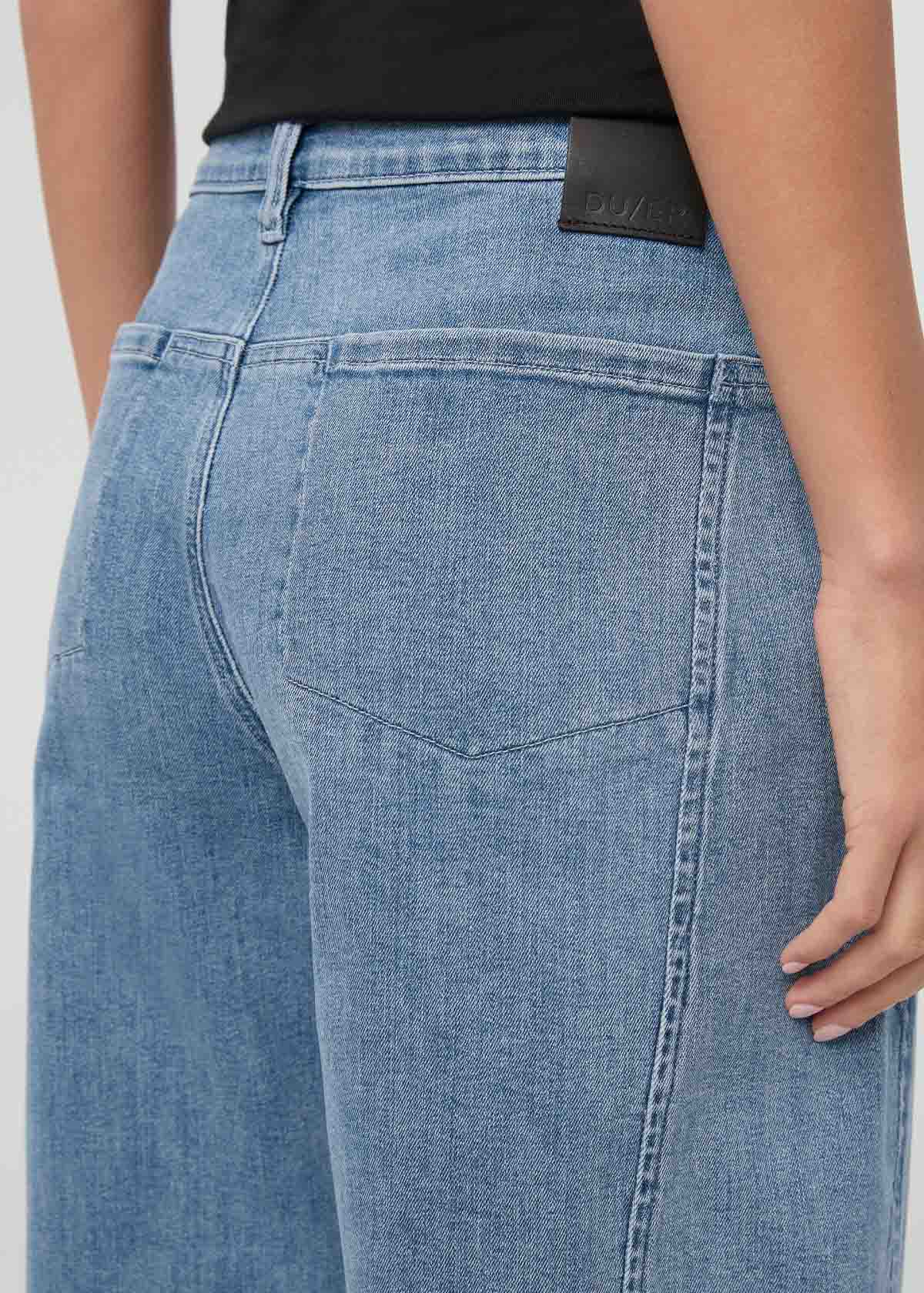 jean-performance-pour-femmes-taille-haute-coupe-cylindrique-couleur-pierre-claire - détail de la poche arrière