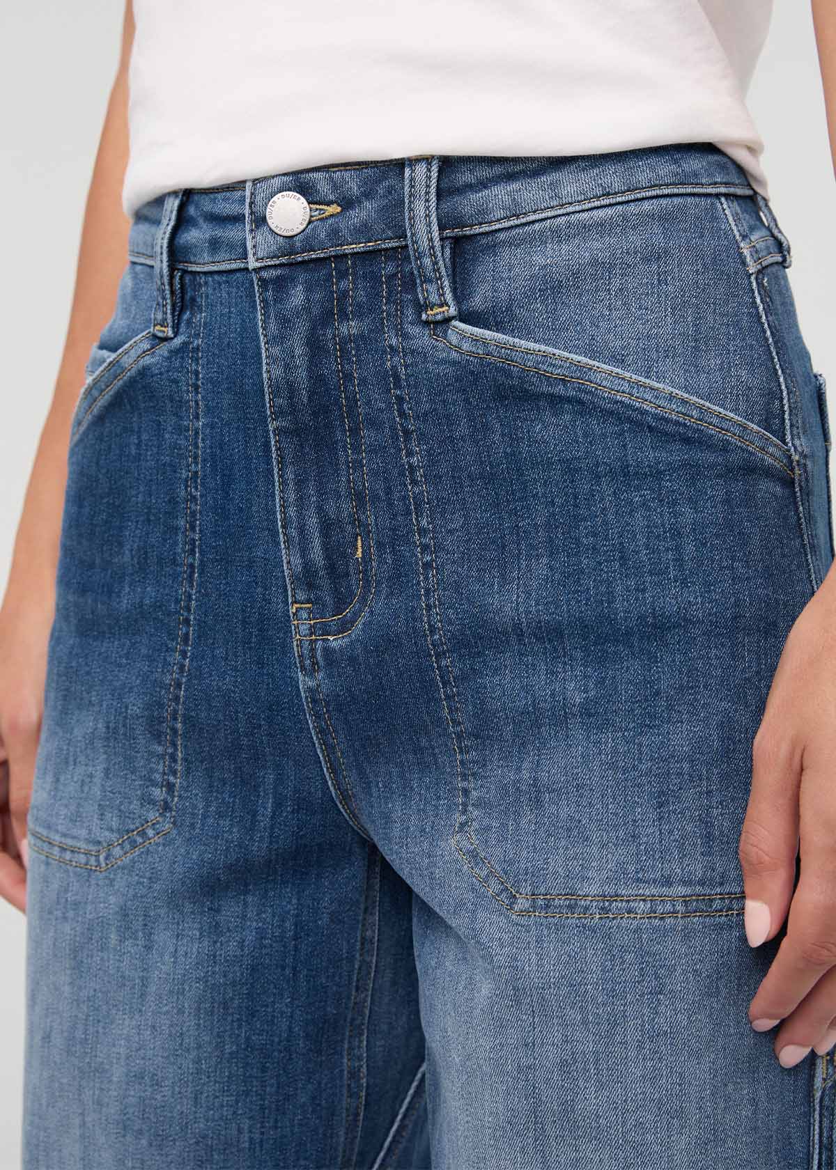 pantalon-denim-performance-pour-femmes-avec-éléments-fonctionnels-taille-moyenne-couleur-pierre - détail de la poche avant