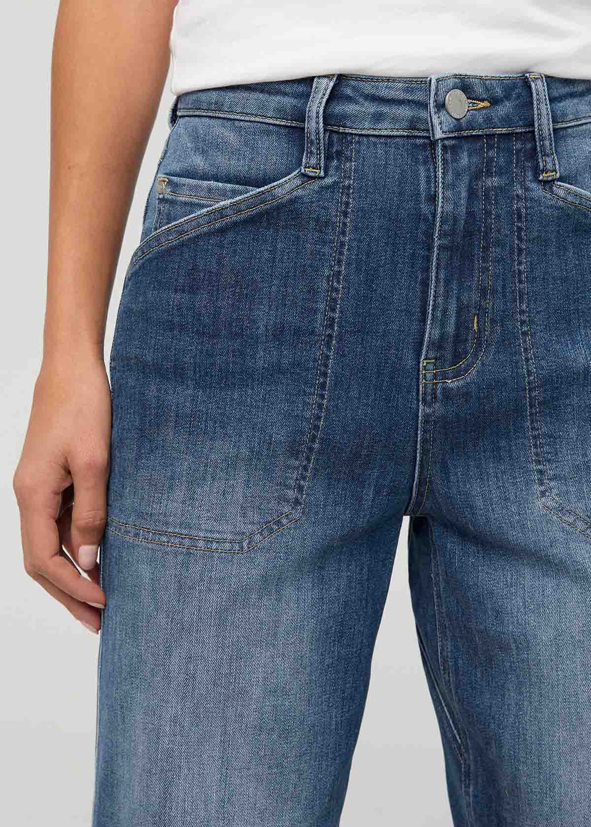 pantalon-denim-performance-pour-femmes-avec-éléments-fonctionnels-taille-moyenne-couleur-pierre - détail de la poche droite