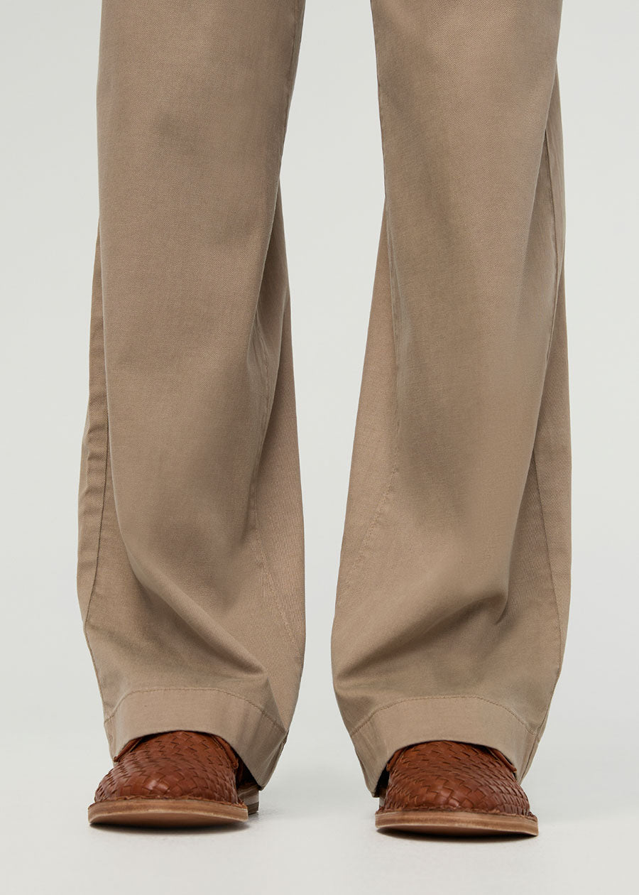 Pantalon en sergé Deluxe pour femme, couleur « Desert Tan », détail à la cheville