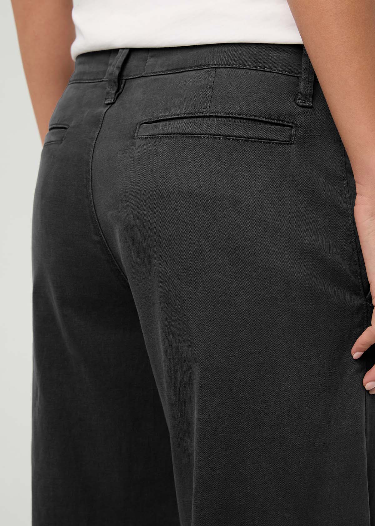 Détail de la poche arrière du pantalon en sergé noir « Deluxe » pour femme
