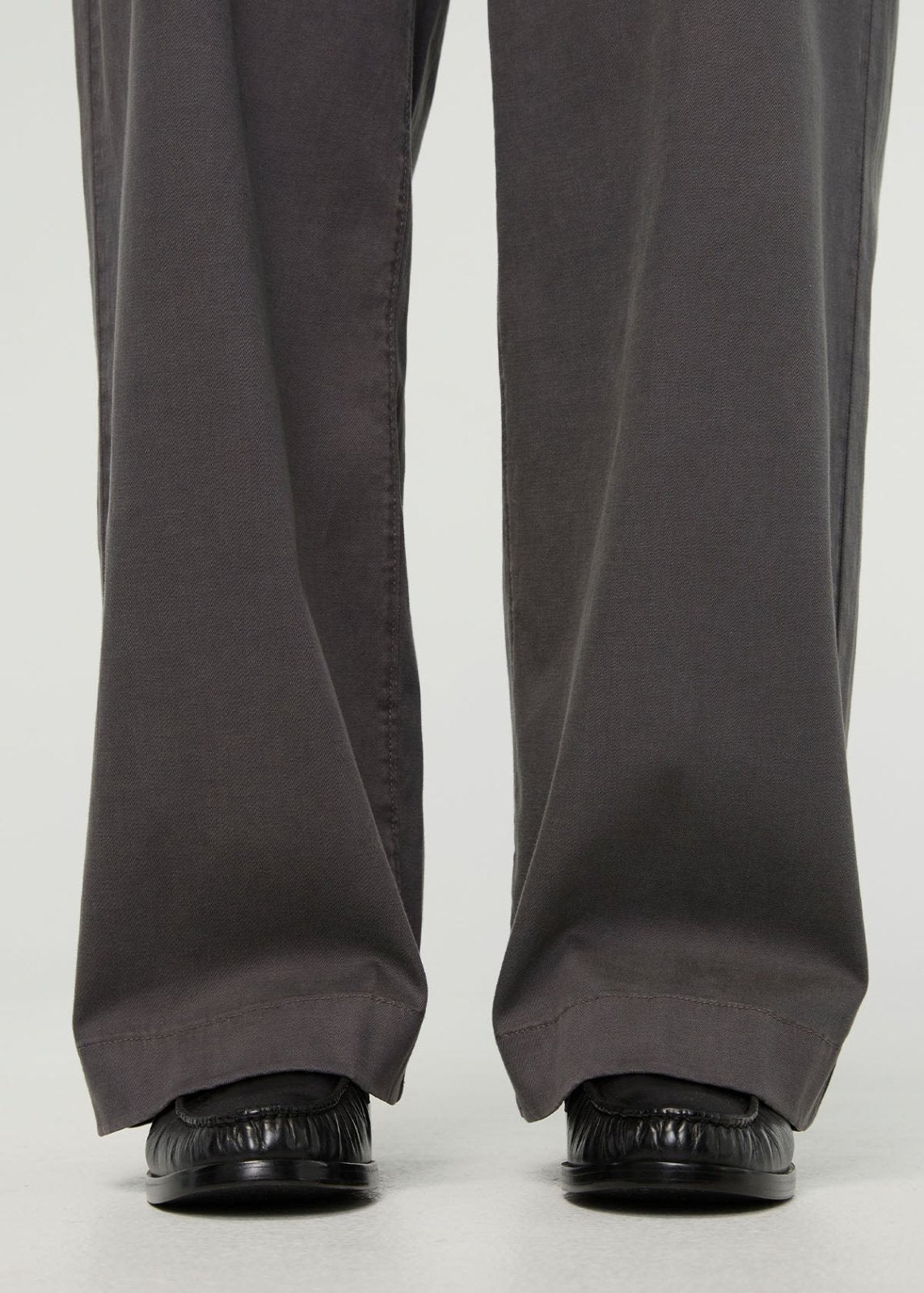 Women's Mineral Deluxe Twill Trouser front ankle detail