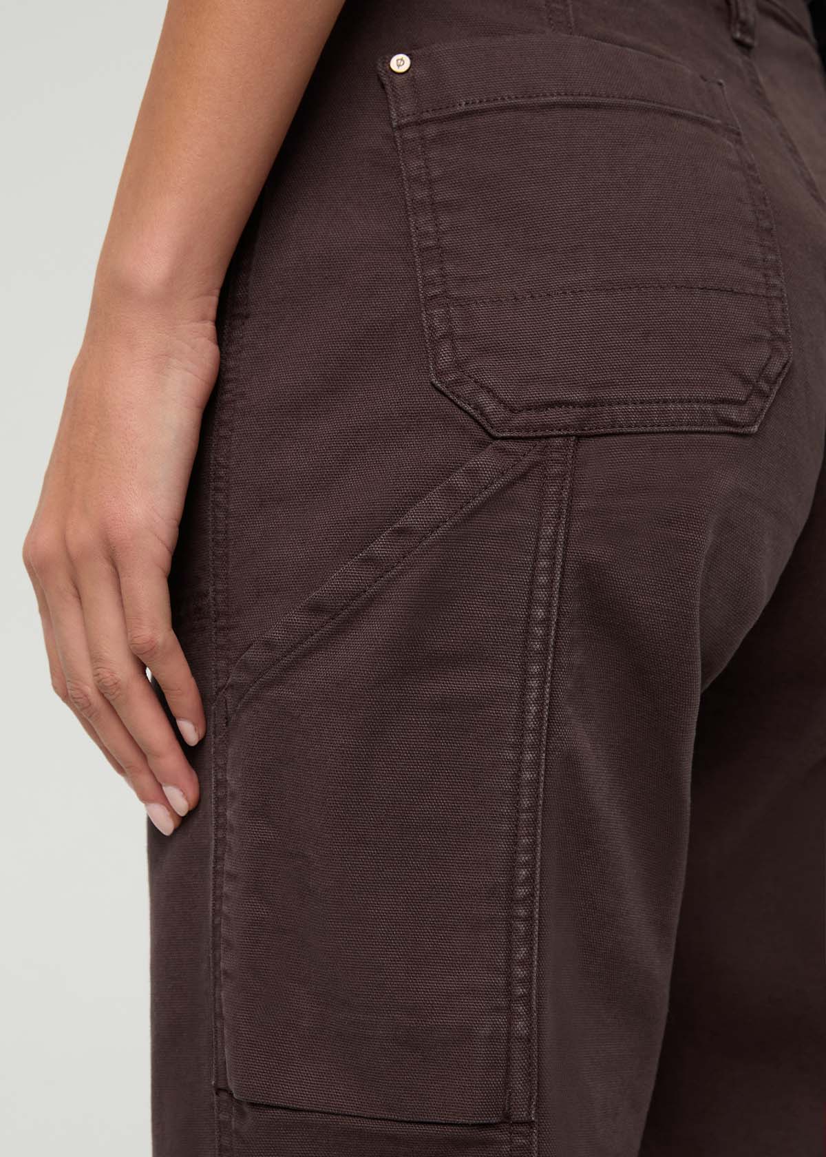 pantalon-utilitaire-en-toile-extensible-pour-femme-teint-en-pièce-couleur-espresso - détail de la poche latérale gauche