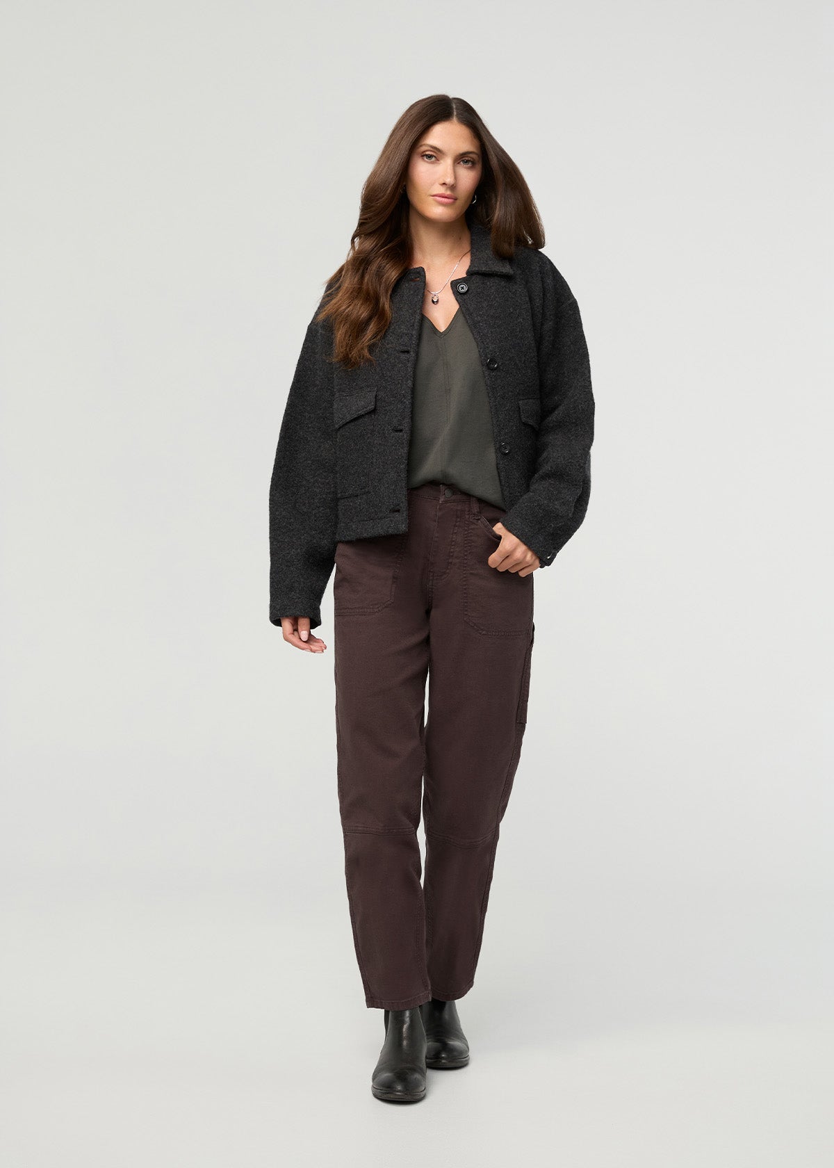 pantalon-utilitaire-en-toile-extensible-pour-femme-teint-en-pièce-couleur-espresso - vue de face en pied