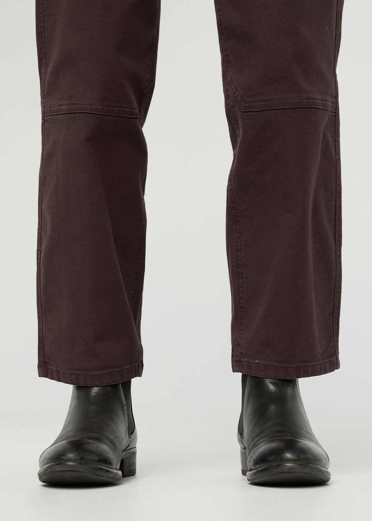 pantalon utilitaire en toile stretch pour femme, teinté en pièce, couleur espresso, détail au niveau de la cheville