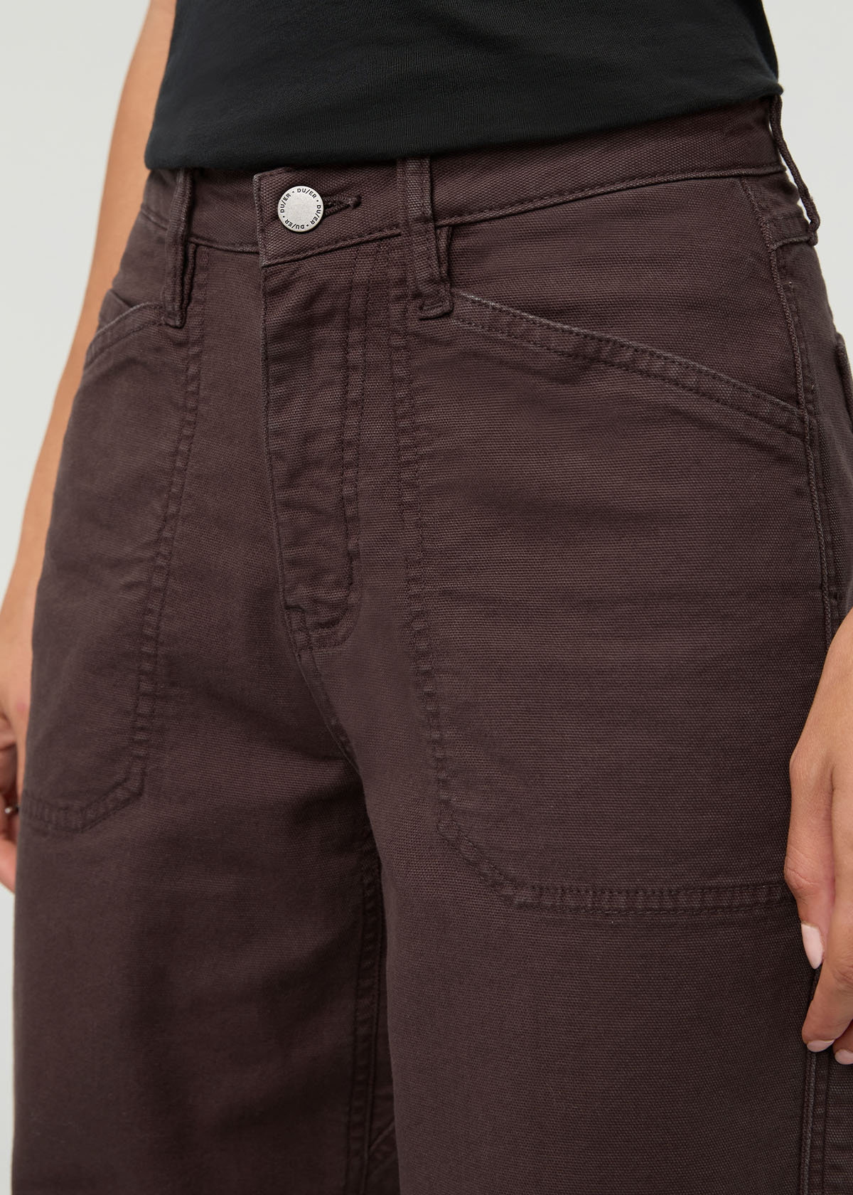 pantalon-utilitaire-en-toile-extensible-pour-femme-teint-en-pièce-couleur-espresso - détail de la poche avant