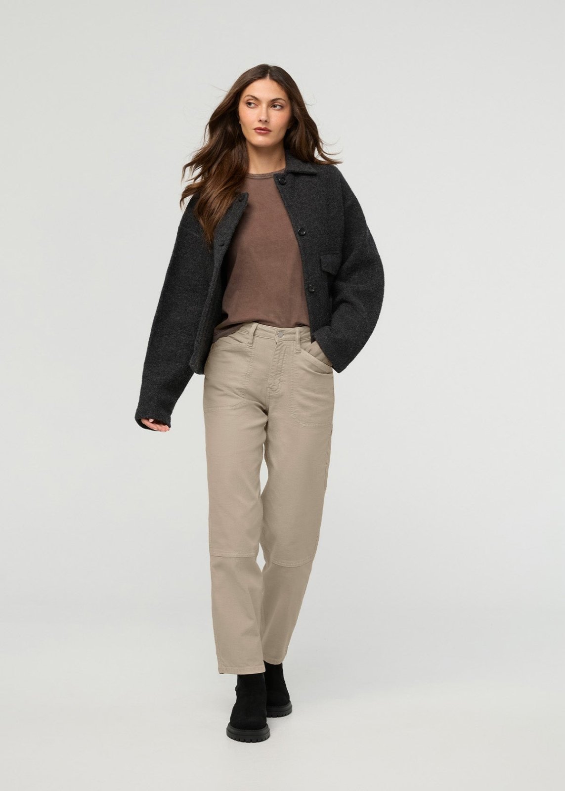 pantalon utilitaire en toile extensible pour femme, teint en pièce, couleur sable – vue de face en pied