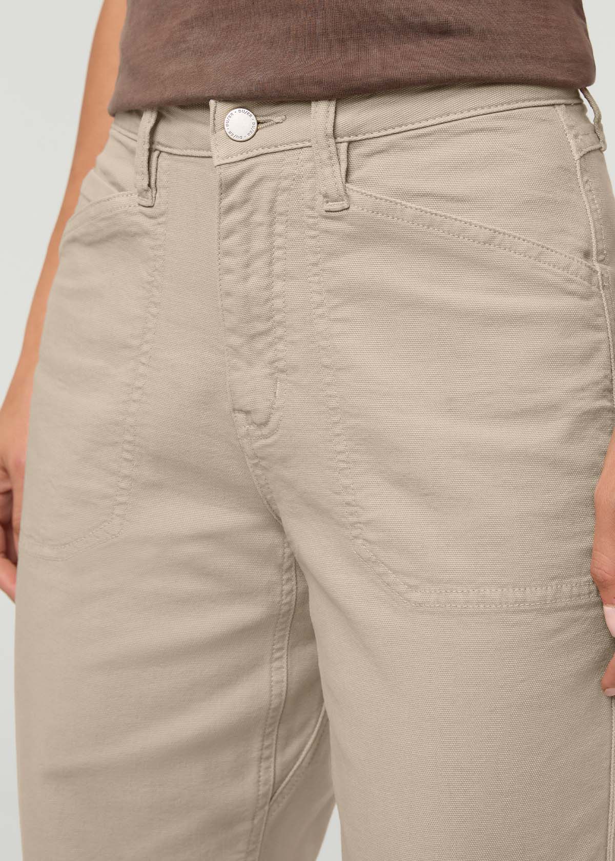 pantalon utilitaire en toile stretch pour femme, teint en pièce, couleur sable – détail de la poche avant