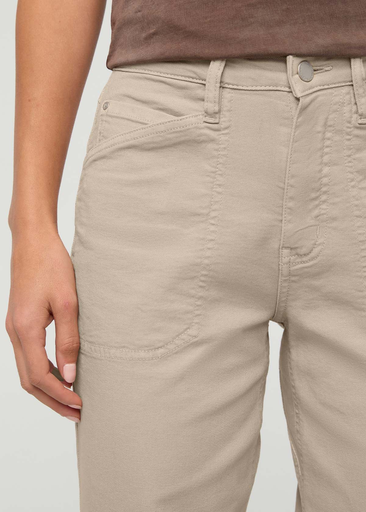 pantalon utilitaire en toile extensible pour femme, teint en pièce, couleur sable – détail de la poche avant droite