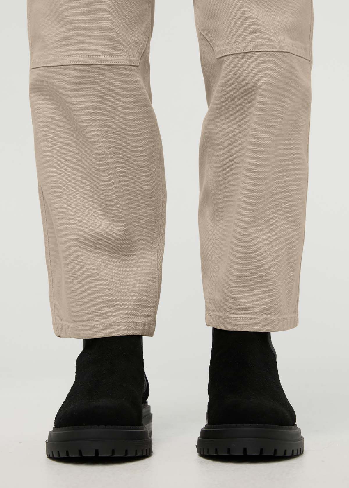 pantalon utilitaire en toile extensible pour femme, teint en pièce, couleur sable, détail au niveau de la cheville